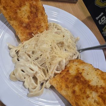 Lamppost Pizza & Brewery - Fettuccine Alfredo - Breweries Near Me - Lake Forest, California Lamppost Pizza & Brewery - Fettuccine Alfredo - Breweries Near Me - Lake Forest, California