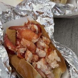 Regular Lobster Roll w/ Butter 10/10 Regular Crab Roll 7/10