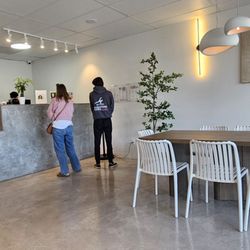BoBaPoP Tea Bar - Nice clean environment. Not a lot of people and with relaxing music.