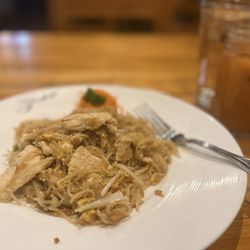 Kruba - Pad Thai with chicken and Thai Ice team