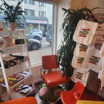 Mam’s Books - Bookstores Near Me - Seattle, Washington