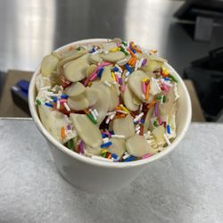 EZ Rolls Ice Cream - Vanilla ice cream with strawberries, almonds and rainbow sprinkles