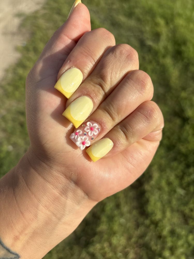 Skye Nail & Spa Logo