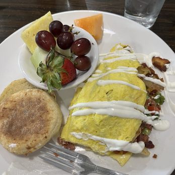 Broken Yolk Cafe - Omelet with bacon and potatoes - Breakfast & Brunch Near Me - Yuma, Arizona