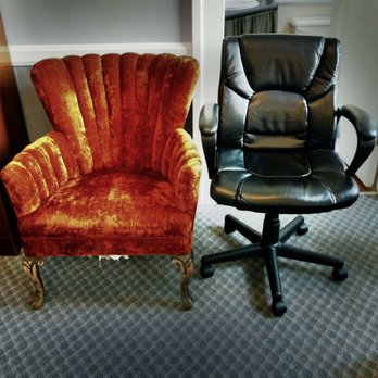 The Old Courthouse Inn - The only non-bed seating options in our room were not comfortable. - Hotels Near Me - Powell River, British Columbia