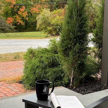 Little Cat Lodge - Private patio area - Hotels Near Me - Hillsdale, New York