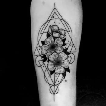 Corpus Memori - fleur de cerisier par béréncie - Tattoo Near Me - Nantes, 44
