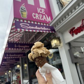 Difiore's Ice Cream Delite - Peanut Butter Praline Icecream - Ice Cream & Frozen Yogurt Near Me - Pittsburgh, Pennsylvania