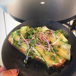 Lavanda - Cucumber and cream cheese toast