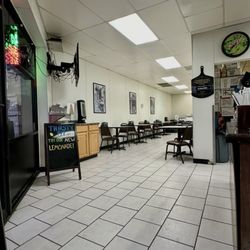 TJ's Pizza & Wings - Inside dining area