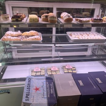 La Casa Del Pane - Pastry case - Coffee & Tea Near Me - St Pete Beach, Florida La Casa Del Pane - Pastry case - Coffee & Tea Near Me - St Pete Beach, Florida