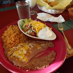 El Rancho Viejo - The lettace, salsa, guacamole and sour cream. Along with the beans and rice.