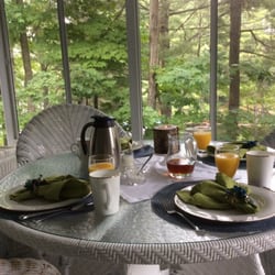 Lillian's Cottage B & B - Breakfast at the B&B
