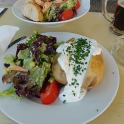 Biergarten Saline - Ofenkartoffel und im Hintergrund ein Hähnchenbrustsalat