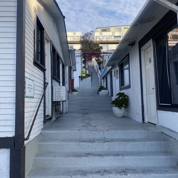 Hermosa Hotel - SO MANY STEPS (90!!!)  to the Ocean View Deluxe rm. That structure at the very top, that's the Ocean View Deluxe rm. No elevator. - Hotels Near Me - Avalon, California