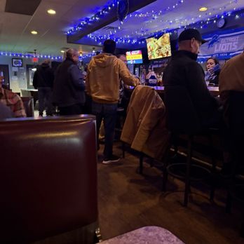 Royal Inn Bar - Nice group of regulars on a Friday night. - Dive Bars Near Me - Royal Oak, Michigan Royal Inn Bar - Nice group of regulars on a Friday night. - Dive Bars Near Me - Royal Oak, Michigan