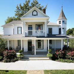 Eighteen Ninety - 1890 Historic House, acts as Bridal Suite to get ready in!