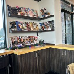 Brewed Awakening - Magazines to read. There was also a bookshelf to the left of this pic.