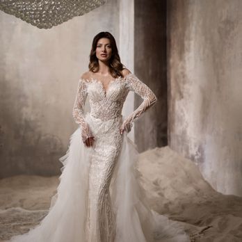 Poshfair Bridal - Lace fitted wedding dress with long sleeves and removable train - Bridal Near Me - Ottawa, Ontario Poshfair Bridal - Lace fitted wedding dress with long sleeves and removable train - Bridal Near Me - Ottawa, Ontario
