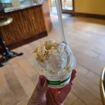 Lappert's Hawaii - Split scoop of Ooey Gooey Pineapple Cake and smores ice cream - Ice Cream & Frozen Yogurt Near Me - Honolulu, Hawaii Lappert's Hawaii - Split scoop of Ooey Gooey Pineapple Cake and smores ice cream - Ice Cream & Frozen Yogurt Near Me - Honolulu, Hawaii