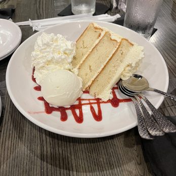 Twisted Tavern - Wedding cake! - American Near Me - Arnold, Missouri