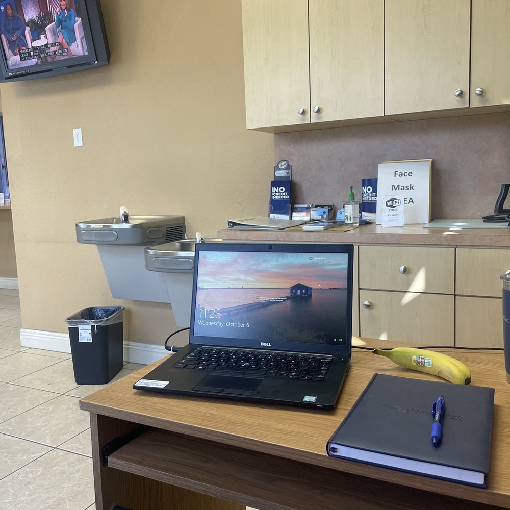Waiting area - free WiFi, rolling work desk, TV Waiting area - free WiFi, rolling work desk, TV