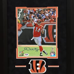 Hall Of Fame Collectables - SIGNED 8X10 FEATURES UNIQUE CUSTOM FRAMING AND THE AUTOGRAPH IS CERTIFIED BY JSA