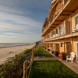 Pelican Shores Inn - Oceanfront Lawn and Building