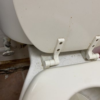 Classy Nails - Clean the toilet please. - Nail Salons Near Me - Montebello, California