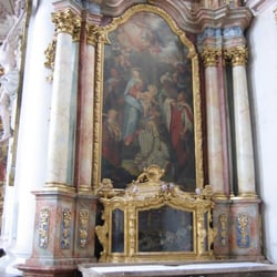 Kloster Aldersbach - Einer der Nebenaltäre, darunter ein Schrein