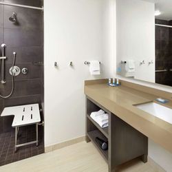 Hyatt House Denver/Lakewood At Belmar - Bathroom