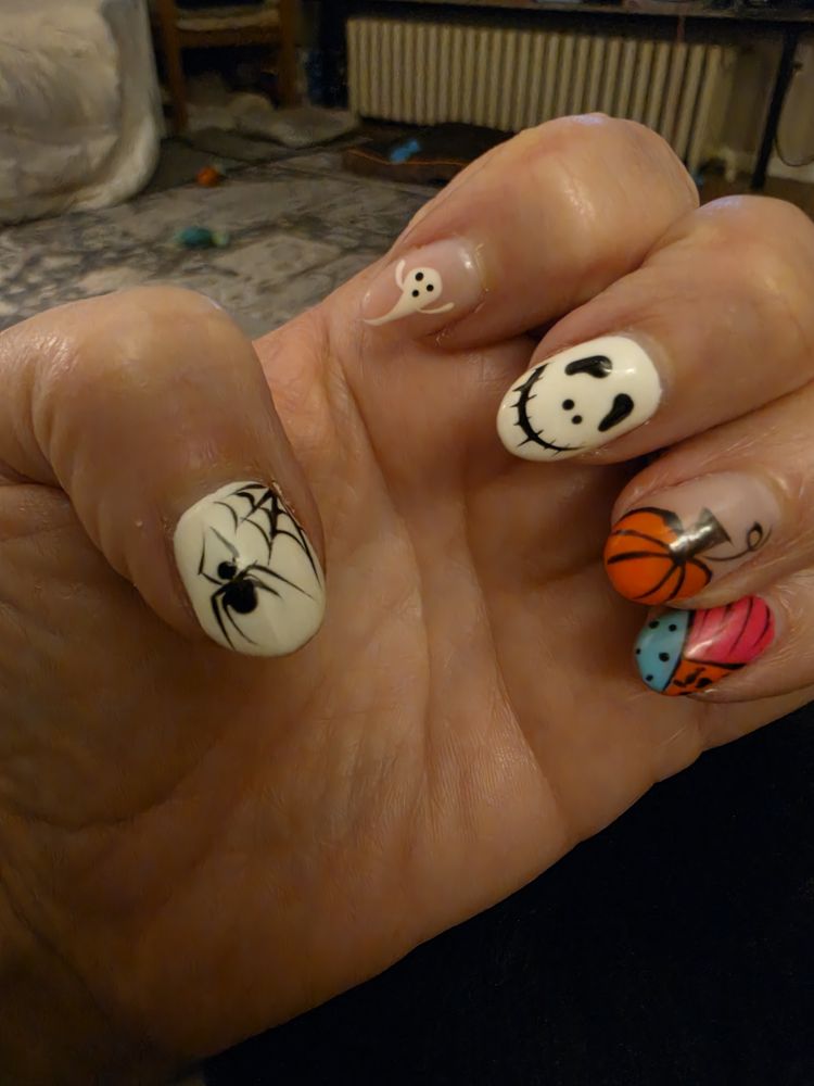 V-Nails Logo