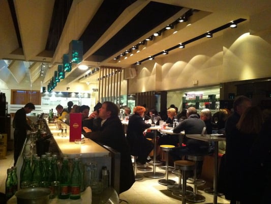 WEIN & CO Wien Stephansplatz – Weinbar & Flagshipstore by null