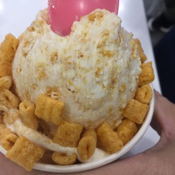 Creamistry - Peter's concoction... Cap'n Crunch ice cream w Cap'n Crunch topping - Desserts Near Me - Bakersfield, California