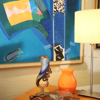 Ruth Chafin Interior Design - a table with a vase and lamp - General Contractors Near Me - Redlands, California