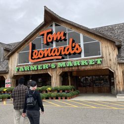 Tom Leonards Farmers Market - Storefront