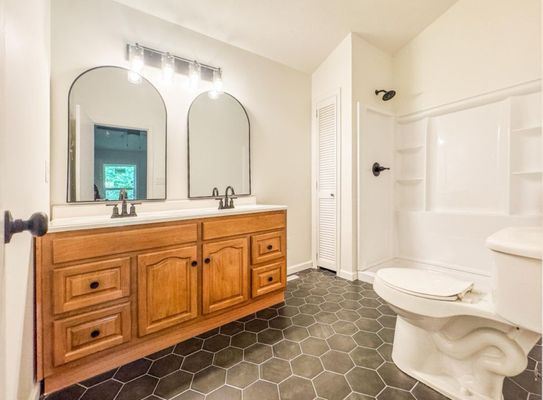 LR6 Construction Logo