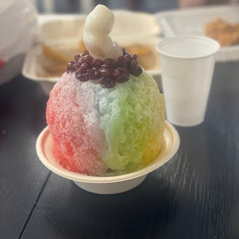 Shaved Ice with a ring of sweetened Azuki beans and a tip of 3 Mochis with a good texture that paired well! Shaved Ice with a ring of sweetened Azuki beans and a tip of 3 Mochis with a good texture that paired well!