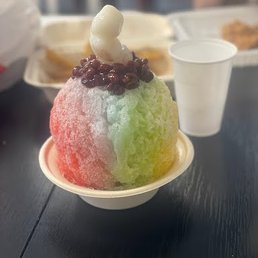 Shaved Ice with a ring of sweetened Azuki beans and a tip of 3 Mochis with a good texture that paired well!