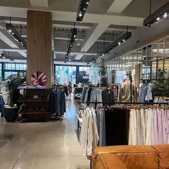 Aritzia - Clothing racks - Women's Clothing Near Me - Los Angeles, California
