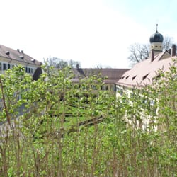 Zum Goldenen Löwen - Blick zum Schloss vom Gastgarten