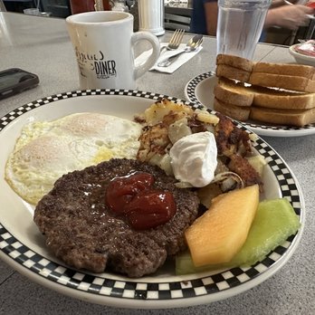 Hallie's Diner - Hamburger Patty & Eggs - American Near Me - Petaluma, California
