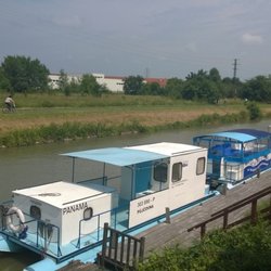 Přístav Staré Město - Loďky různých velikostí opravdu může řídit úplně každý :)