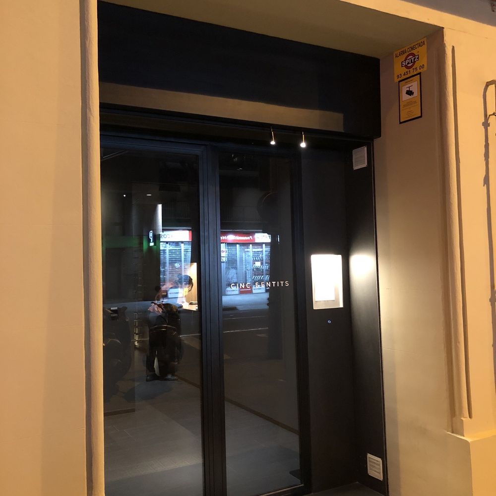 Cinc Sentits - Front door (kind of hard to find at first and they don't open the doors until right at opening time) - Catalan Near Me - Barcelona, B
