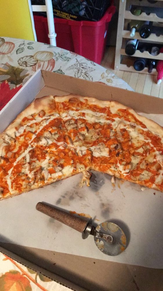 Super delicious buffalo chicken pizza! Crispy thin crust , highly