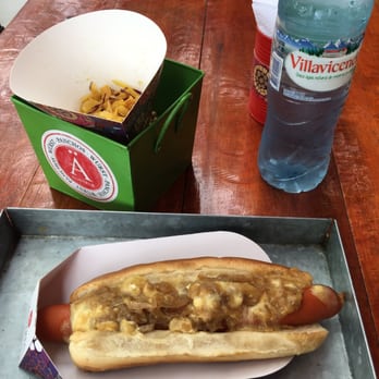 La Pancha - Pancho bocas, con cebolla caramelizada y queso brie. $35 Chips de Batatas $30. Agua $25 - Restaurants Near Me - San Isidro, C