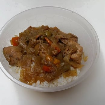 Black Spoon - Délicieux poulet Yassa (blanc de poulet avec sauce à base d'oignons, le tout relevé au citron, accompagné de riz blanc vapeur cassé 2 fois) - Food Trucks Near Me - Courbevoie, 92
