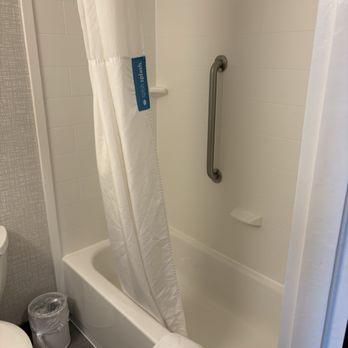 Hampton Inn Haverhill - Hard to find a tub in a hotel anymore. - Hotels Near Me - Haverhill, Massachusetts