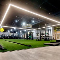 Golds Gym - Bailey's Crossroads - Functional Turf Area