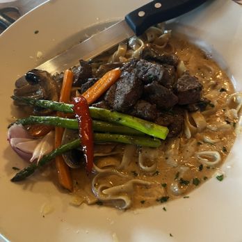 PJ's River Run Restaurant - Tenderloin Tips  Seared Beef Tenderloin Tips / Madiera Peppercorn Sauce / Fettuccini / Seasonal Fresh Vegetables - American Near Me - Norfork, Arkansas